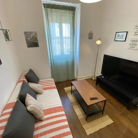 Rosa Surf Shelter Lisboa